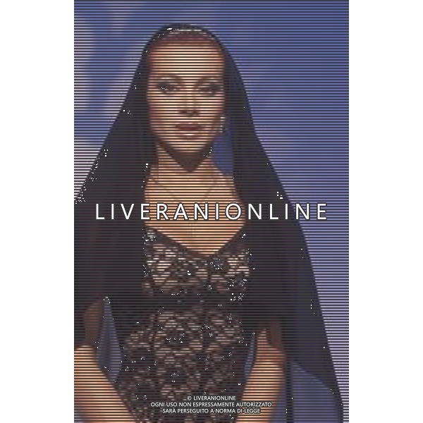 DIAP-RETROSPETTIVA CARMEN RUSSO ATTRICE NELLA FOTO CARMEN RUSSO NELLA TRASMISSIONE TELEVISIVA “UN FANTASTICO TRAGICO VENERDI\'“ NELL\'ANNO 1986-1987 AG ALDO LIVERANI SAS
