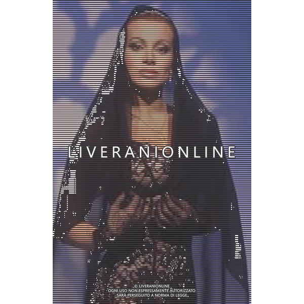 DIAP-RETROSPETTIVA CARMEN RUSSO ATTRICE NELLA FOTO CARMEN RUSSO NELLA TRASMISSIONE TELEVISIVA “UN FANTASTICO TRAGICO VENERDI\'“ NELL\'ANNO 1986-1987 AG ALDO LIVERANI SAS