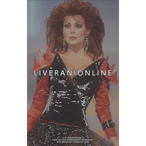 DIAP-RETROSPETTIVA CARMEN RUSSO ATTRICE NELLA FOTO CARMEN RUSSO NELLA TRASMISSIONE TELEVISIVA “UN FANTASTICO TRAGICO VENERDI\'“ NELL\'ANNO 1986-1987 AG ALDO LIVERANI SAS