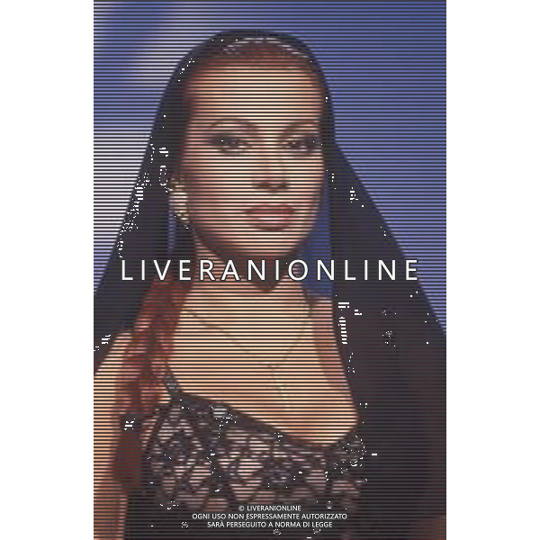 DIAP-RETROSPETTIVA CARMEN RUSSO ATTRICE NELLA FOTO CARMEN RUSSO NELLA TRASMISSIONE TELEVISIVA “UN FANTASTICO TRAGICO VENERDI\'“ NELL\'ANNO 1986-1987 AG ALDO LIVERANI SAS