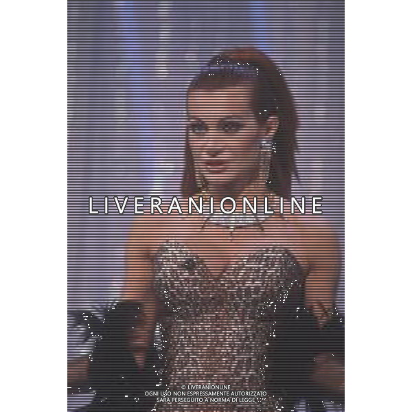 DIAP-RETROSPETTIVA CARMEN RUSSO ATTRICE NELLA FOTO CARMEN RUSSO NELLA TRASMISSIONE TELEVISIVA “UN FANTASTICO TRAGICO VENERDI\'“ NELL\'ANNO 1986-1987 AG ALDO LIVERANI SAS
