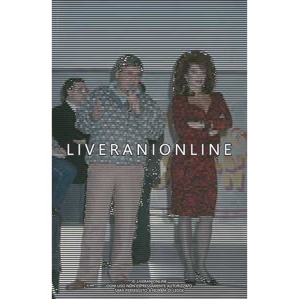 DIAP-RETROSPETTIVA CARMEN RUSSO ATTRICE NELLA FOTO CARMEN RUSSO CON PAOLO VILLAGGIO NELLA TRASMISSIONE TELEVISIVA “UN FANTASTICO TRAGICO VENERDI\'“ NELL\'ANNO 1986-1987 AG ALDO LIVERANI SAS