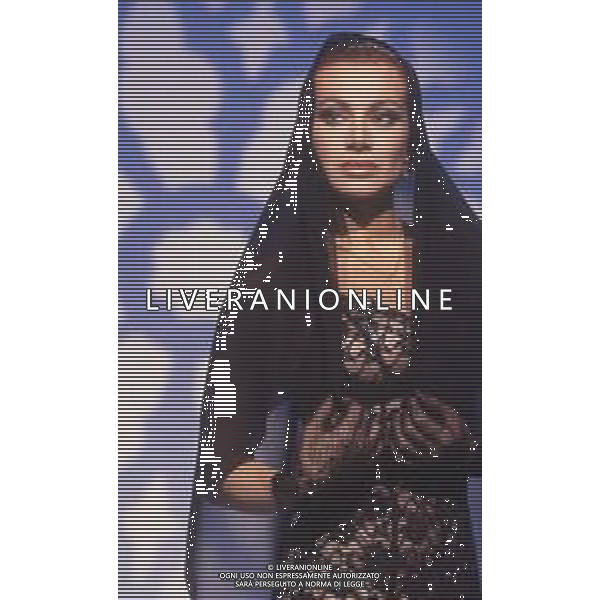 DIAP-RETROSPETTIVA CARMEN RUSSO ATTRICE NELLA FOTO CARMEN RUSSO NELLA TRASMISSIONE TELEVISIVA “UN FANTASTICO TRAGICO VENERDI\'“ NELL\'ANNO 1986-1987 AG ALDO LIVERANI SAS