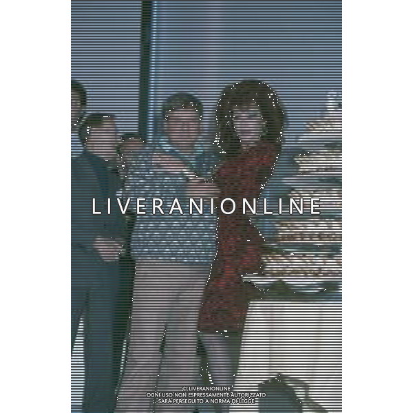 DIAP-RETROSPETTIVA CARMEN RUSSO ATTRICE NELLA FOTO CARMEN RUSSO CON PAOLO VILLAGGIO NELLA TRASMISSIONE TELEVISIVA “UN FANTASTICO TRAGICO VENERDI\'“ NELL\'ANNO 1986-1987 AG ALDO LIVERANI SAS
