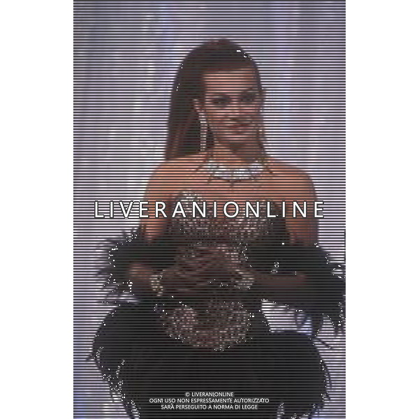 DIAP-RETROSPETTIVA CARMEN RUSSO ATTRICE NELLA FOTO CARMEN RUSSO NELLA TRASMISSIONE TELEVISIVA “UN FANTASTICO TRAGICO VENERDI\'“ NELL\'ANNO 1986-1987 AG ALDO LIVERANI SAS