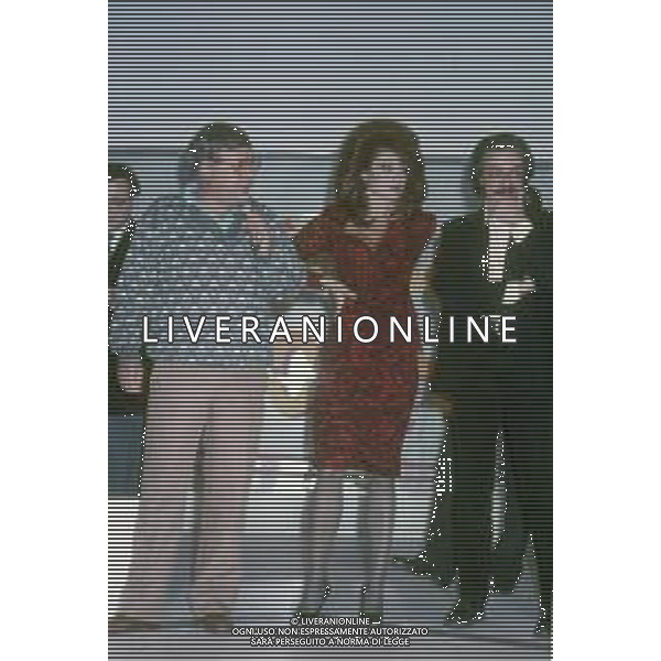 DIAP-RETROSPETTIVA CARMEN RUSSO ATTRICE NELLA FOTO CARMEN RUSSO CON PAOLO VILLAGGIO NELLA TRASMISSIONE TELEVISIVA “UN FANTASTICO TRAGICO VENERDI\'“ NELL\'ANNO 1986-1987 AG ALDO LIVERANI SAS