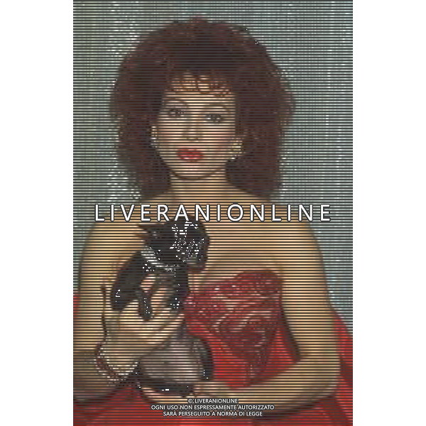 DIAP-RETROSPETTIVA CARMEN RUSSO ATTRICE NELLA FOTO CARMEN RUSSO NELLA TRASMISSIONE TELEVISIVA “GRAND HOTEL “ NELL\'ANNO 1986 AG ALDO LIVERANI SAS