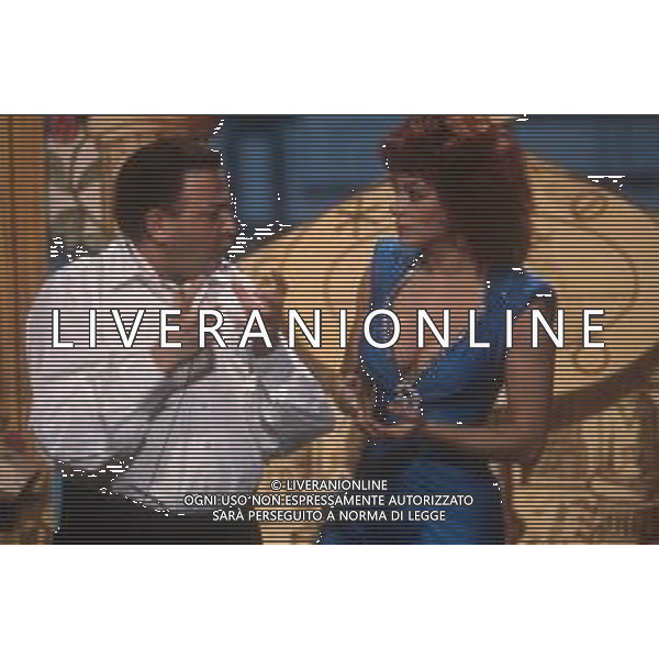 DIAP-RETROSPETTIVA CARMEN RUSSO ATTRICE NELLA FOTO CARMEN RUSSO CON MASSIMO BOLDI NELLA TRASMISSIONE TELEVISIVA “GRAND HOTEL “ NELL\'ANNO 1986 AG ALDO LIVERANI SAS