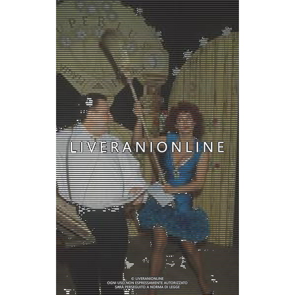 DIAP-RETROSPETTIVA CARMEN RUSSO ATTRICE NELLA FOTO CARMEN RUSSO CON MASSIMO BOLDI NELLA TRASMISSIONE TELEVISIVA “GRAND HOTEL “ NELL\'ANNO 1986 AG ALDO LIVERANI SAS