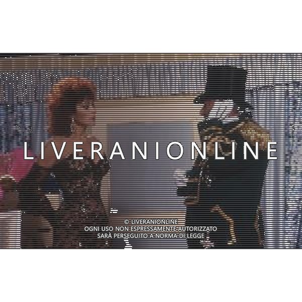 DIAP-RETROSPETTIVA CARMEN RUSSO ATTRICE NELLA FOTO CARMEN RUSSO CON PAOLO VILLAGGIO NELLA TRASMISSIONE TELEVISIVA “GRAND HOTEL “ NELL\'ANNO 1986 AG ALDO LIVERANI SAS