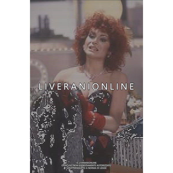 DIAP-RETROSPETTIVA CARMEN RUSSO ATTRICE NELLA FOTO CARMEN RUSSO NELLA TRASMISSIONE TELEVISIVA “GRAND HOTEL “ NELL\'ANNO 1986 AG ALDO LIVERANI SAS
