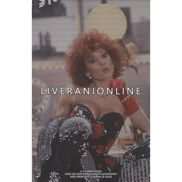 DIAP-RETROSPETTIVA CARMEN RUSSO ATTRICE NELLA FOTO CARMEN RUSSO NELLA TRASMISSIONE TELEVISIVA “GRAND HOTEL “ NELL\'ANNO 1986 AG ALDO LIVERANI SAS