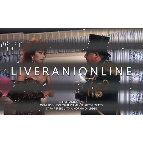 DIAP-RETROSPETTIVA CARMEN RUSSO ATTRICE NELLA FOTO CARMEN RUSSO CON PAOLO VILLAGGIO NELLA TRASMISSIONE TELEVISIVA “GRAND HOTEL “ NELL\'ANNO 1986 AG ALDO LIVERANI SAS