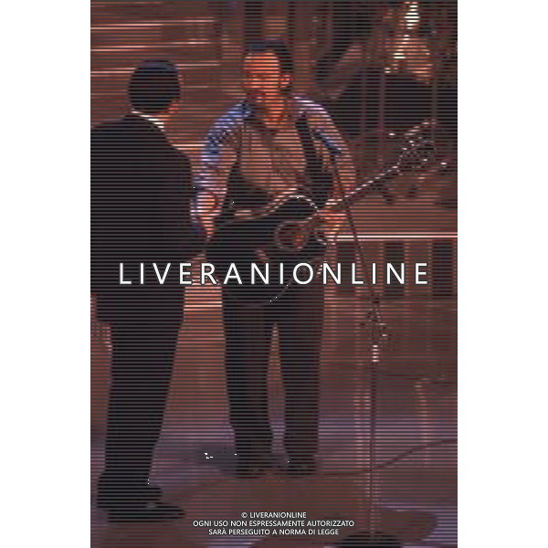 DIAP-RETROSPETTIVA BRUCE SPRINGSTEEN CANTANTE NELLA FOTO BRUCE SPRINGSTEEN OSPITE AL FESTIVAL DI SANREMO NELL\'ANNO 1996 CON PIPPO BAUDO AG ALDO LIVERANI SAS