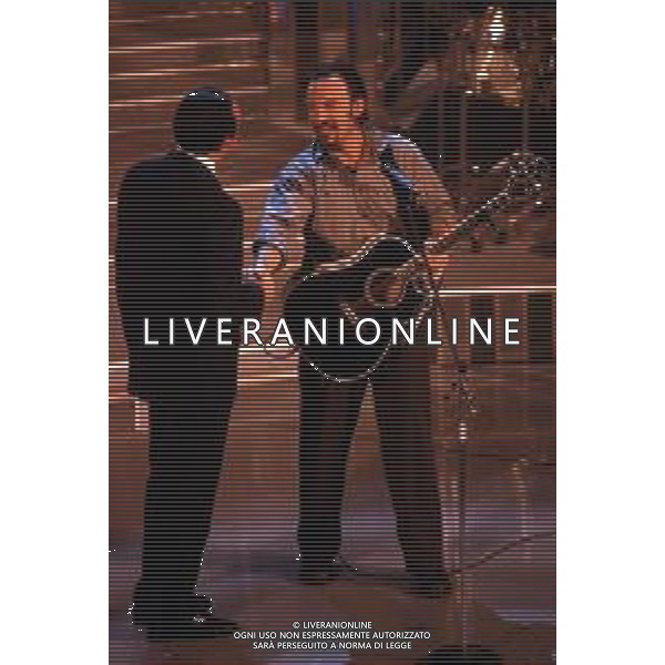 DIAP-RETROSPETTIVA BRUCE SPRINGSTEEN CANTANTE NELLA FOTO BRUCE SPRINGSTEEN OSPITE AL FESTIVAL DI SANREMO NELL\'ANNO 1996 CON PIPPO BAUDO AG ALDO LIVERANI SAS
