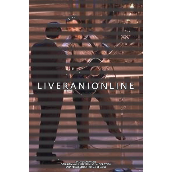 DIAP-RETROSPETTIVA BRUCE SPRINGSTEEN CANTANTE NELLA FOTO BRUCE SPRINGSTEEN OSPITE AL FESTIVAL DI SANREMO NELL\'ANNO 1996 CON PIPPO BAUDO AG ALDO LIVERANI SAS