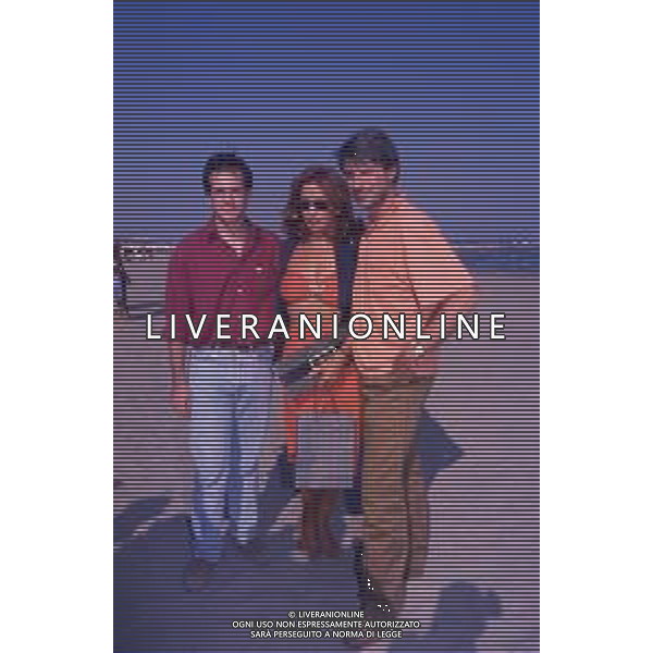 DIAP-RETROSPETTIVA RICKY TOGNAZZI ATTORE NELLA FOTO RICKY TOGNAZZi CON SIMONA IZZO E IL FRATELLO GIANMARCO TOGNAZZI A VENEZIA AG DIM STUDIO-AG ALDO LIVERANI SAS