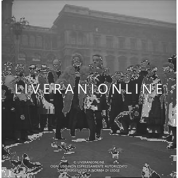 NEG-RETROSPETTIVA LINO PATRUNO, FRANCA MAZZOLA E NANNI SVAMPA Cabarettisti e Musicisti Nella foto LINO PATRUNO con FRANCA MAZZOLA E NANNI SVAMPA in Piazza Duomo a Milano Dicembre 1971 AG ALDO LIVERANI SAS