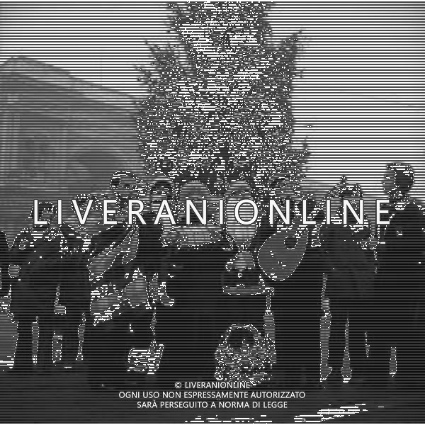 NEG-RETROSPETTIVA LINO PATRUNO, FRANCA MAZZOLA E NANNI SVAMPA Cabarettisti e Musicisti Nella foto LINO PATRUNO con FRANCA MAZZOLA E NANNI SVAMPA in Piazza Duomo a Milano Dicembre 1971 AG ALDO LIVERANI SAS