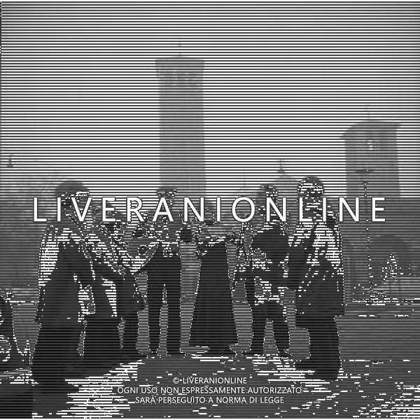 NEG-RETROSPETTIVA LINO PATRUNO, FRANCA MAZZOLA E NANNI SVAMPA Cabarettisti e Musicisti Nella foto LINO PATRUNO con FRANCA MAZZOLA E NANNI SVAMPA in Piazza Sant’Ambrogio a Milano Dicembre 1971 AG ALDO LIVERANI SAS
