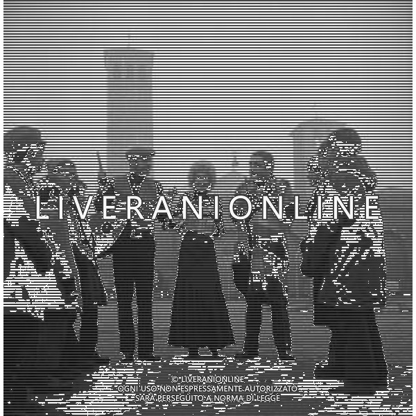 NEG-RETROSPETTIVA LINO PATRUNO, FRANCA MAZZOLA E NANNI SVAMPA Cabarettisti e Musicisti Nella foto LINO PATRUNO con FRANCA MAZZOLA E NANNI SVAMPA in Piazza Sant’Ambrogio a Milano Dicembre 1971 AG ALDO LIVERANI SAS