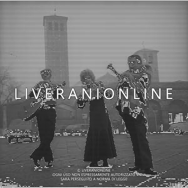 NEG-RETROSPETTIVA LINO PATRUNO, FRANCA MAZZOLA E NANNI SVAMPA Cabarettisti e Musicisti Nella foto LINO PATRUNO con FRANCA MAZZOLA E NANNI SVAMPA in Piazza Sant’Ambrogio a Milano Dicembre 1971 AG ALDO LIVERANI SAS