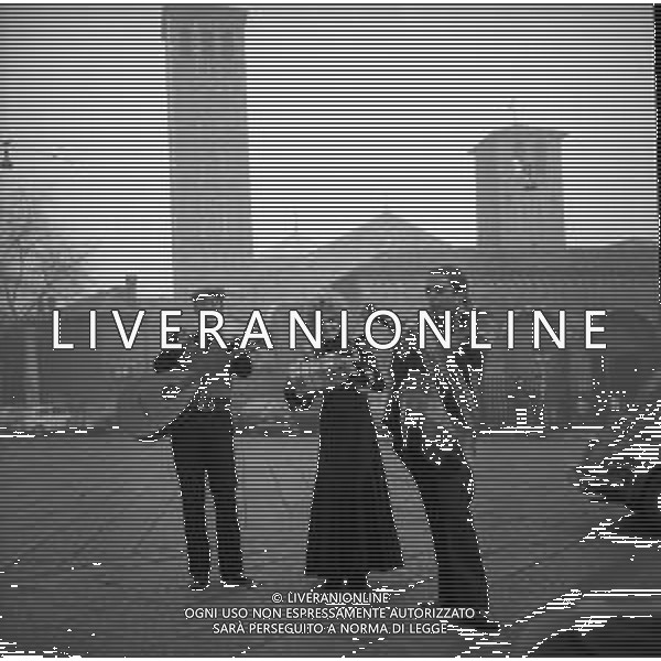 NEG-RETROSPETTIVA LINO PATRUNO, FRANCA MAZZOLA E NANNI SVAMPA Cabarettisti e Musicisti Nella foto LINO PATRUNO con FRANCA MAZZOLA E NANNI SVAMPA in Piazza Sant’Ambrogio a Milano Dicembre 1971 AG ALDO LIVERANI SAS