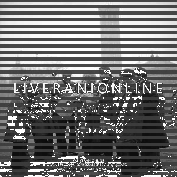 NEG-RETROSPETTIVA LINO PATRUNO, FRANCA MAZZOLA E NANNI SVAMPA Cabarettisti e Musicisti Nella foto LINO PATRUNO con FRANCA MAZZOLA E NANNI SVAMPA in Piazza Sant’Ambrogio a Milano Dicembre 1971 AG ALDO LIVERANI SAS
