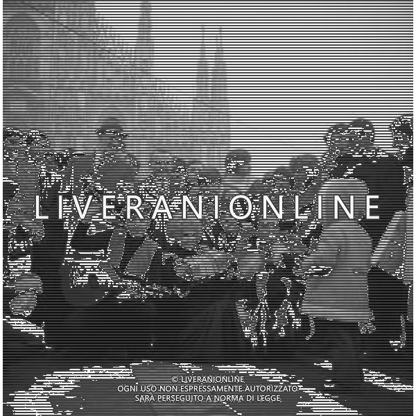 NEG-RETROSPETTIVA LINO PATRUNO, FRANCA MAZZOLA E NANNI SVAMPA Cabarettisti e Musicisti Nella foto LINO PATRUNO con FRANCA MAZZOLA E NANNI SVAMPA in Piazza Duomo a Milano Dicembre 1971 AG ALDO LIVERANI SAS