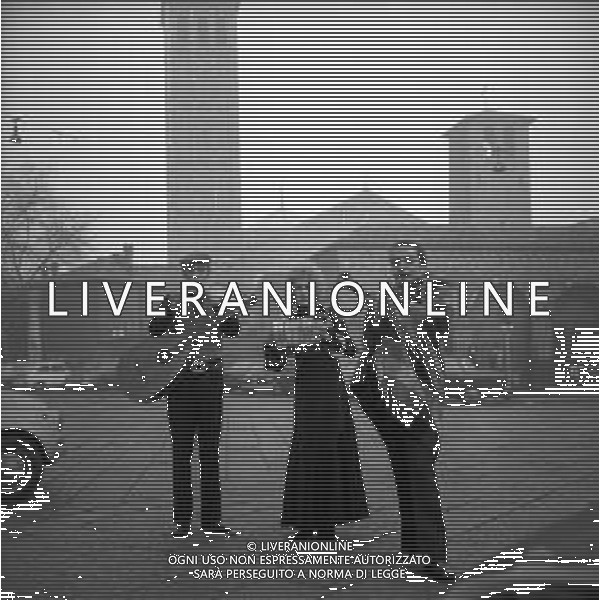 NEG-RETROSPETTIVA LINO PATRUNO, FRANCA MAZZOLA E NANNI SVAMPA Cabarettisti e Musicisti Nella foto LINO PATRUNO con FRANCA MAZZOLA E NANNI SVAMPA in Piazza Sant’Ambrogio a Milano Dicembre 1971 AG ALDO LIVERANI SAS