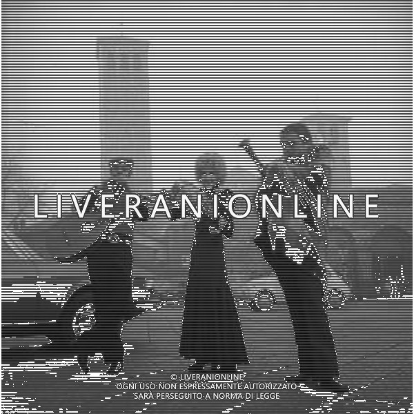 NEG-RETROSPETTIVA LINO PATRUNO, FRANCA MAZZOLA E NANNI SVAMPA Cabarettisti e Musicisti Nella foto LINO PATRUNO con FRANCA MAZZOLA E NANNI SVAMPA in Piazza Sant’Ambrogio a Milano Dicembre 1971 AG ALDO LIVERANI SAS