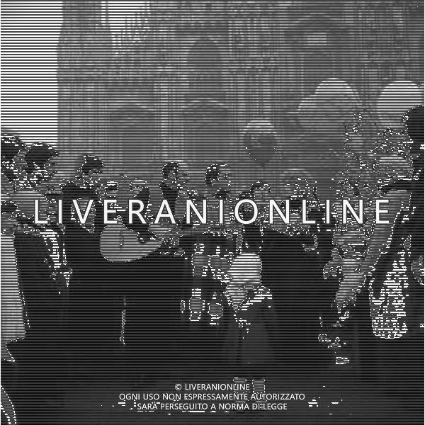 NEG-RETROSPETTIVA LINO PATRUNO, FRANCA MAZZOLA E NANNI SVAMPA Cabarettisti e Musicisti Nella foto LINO PATRUNO con FRANCA MAZZOLA E NANNI SVAMPA in Piazza Duomo a Milano Dicembre 1971 AG ALDO LIVERANI SAS
