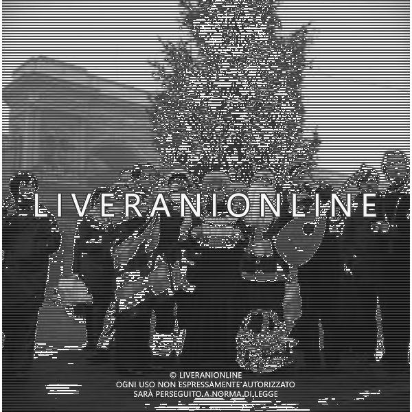 NEG-RETROSPETTIVA LINO PATRUNO, FRANCA MAZZOLA E NANNI SVAMPA Cabarettisti e Musicisti Nella foto LINO PATRUNO con FRANCA MAZZOLA E NANNI SVAMPA in Piazza Duomo a Milano Dicembre 1971 AG ALDO LIVERANI SAS