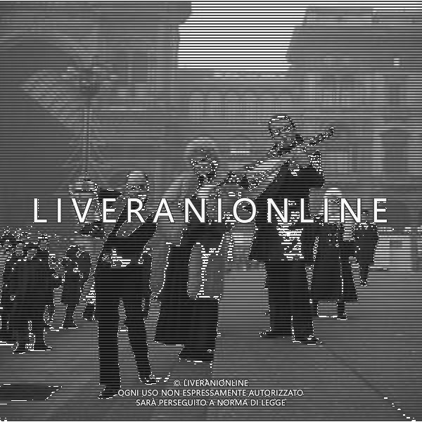 NEG-RETROSPETTIVA LINO PATRUNO, FRANCA MAZZOLA E NANNI SVAMPA Cabarettisti e Musicisti Nella foto LINO PATRUNO con FRANCA MAZZOLA E NANNI SVAMPA in Piazza Duomo a Milano Dicembre 1971 AG ALDO LIVERANI SAS