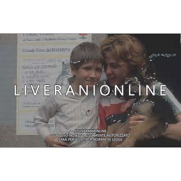 DIAP-RETROSPETTIVA OTTAVIA PICCOLO ATTRICE NELLA FOTO OTTAVIA PICCOLO CON IL FIGLIO A MILANO ALLA FESTA DEI BIMBI NELL\'ANNO 1983 AG ALDO LIVERANI SAS 