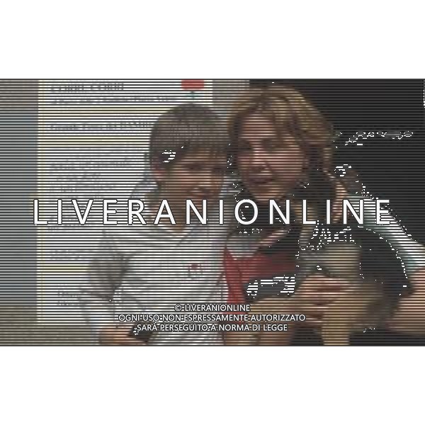 DIAP-RETROSPETTIVA OTTAVIA PICCOLO ATTRICE NELLA FOTO OTTAVIA PICCOLO CON IL FIGLIO A MILANO ALLA FESTA DEI BIMBI NELL\'ANNO 1983 AG ALDO LIVERANI SAS 