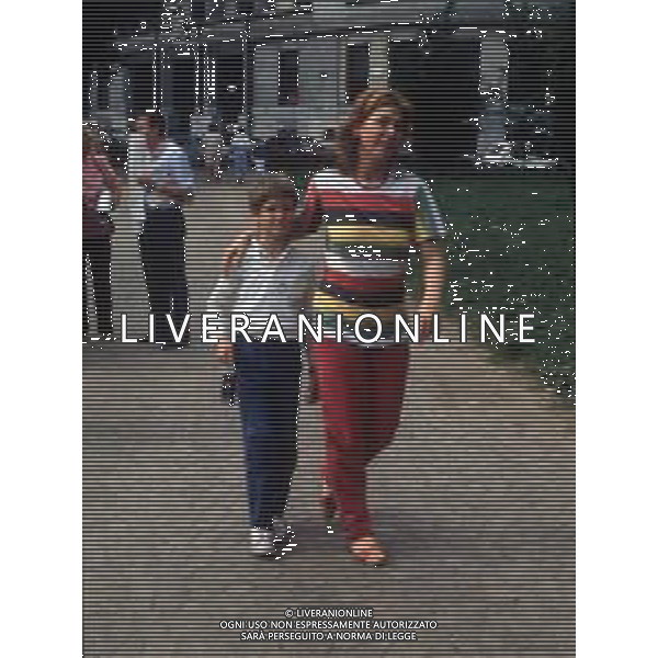 DIAP-RETROSPETTIVA OTTAVIA PICCOLO ATTRICE NELLA FOTO OTTAVIA PICCOLO CON IL FIGLIO A MILANO ALLA FESTA DEI BIMBI NELL\'ANNO 1983 AG ALDO LIVERANI SAS 