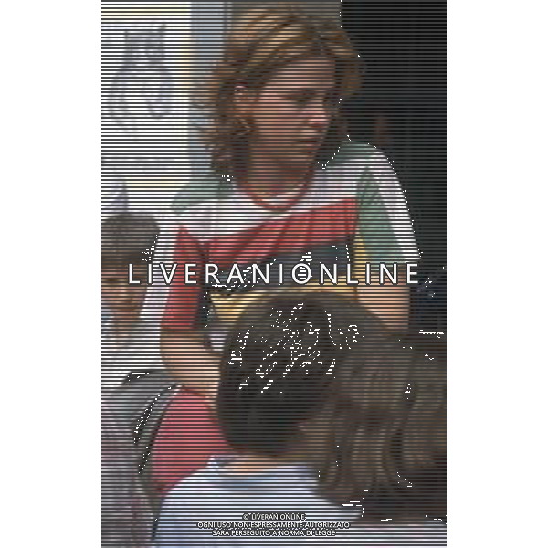 DIAP-RETROSPETTIVA OTTAVIA PICCOLO ATTRICE NELLA FOTO OTTAVIA PICCOLO CON IL FIGLIO A MILANO ALLA FESTA DEI BIMBI NELL\'ANNO 1983 AG ALDO LIVERANI SAS 