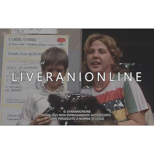 DIAP-RETROSPETTIVA OTTAVIA PICCOLO ATTRICE NELLA FOTO OTTAVIA PICCOLO CON IL FIGLIO A MILANO ALLA FESTA DEI BIMBI NELL\'ANNO 1983 AG ALDO LIVERANI SAS 