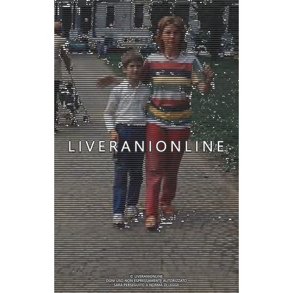 DIAP-RETROSPETTIVA OTTAVIA PICCOLO ATTRICE NELLA FOTO OTTAVIA PICCOLO CON IL FIGLIO A MILANO ALLA FESTA DEI BIMBI NELL\'ANNO 1983 AG ALDO LIVERANI SAS 