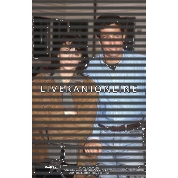DIAP-RETROSPETTIVA PAOLO CALISSANO ATTORE NELLA FOTO PAOLO CALISSANO CON CLAUDIA ROSSI CONDUCONO IL PROGRAMMA TELEVISIVO 8MM (8 MILLIMETRI) NELL’ANNO 1995-1996 CONTROLUCE - AGENZIA ALDO LIVERANI SAS