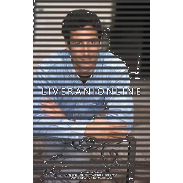 DIAP-RETROSPETTIVA PAOLO CALISSANO ATTORE NELLA FOTO PAOLO CALISSANO ALLA CONDUZIONE DEL PROGRAMMA TELEVISIVO 8MM (8 MILLIMETRI) NELL’ANNO 1995-1996 CONTROLUCE - AGENZIA ALDO LIVERANI SAS