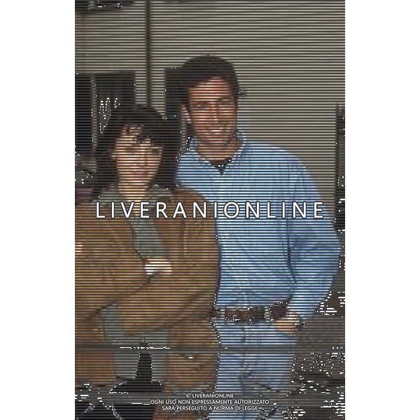 DIAP-RETROSPETTIVA PAOLO CALISSANO ATTORE NELLA FOTO PAOLO CALISSANO CON CLAUDIA ROSSI CONDUCONO IL PROGRAMMA TELEVISIVO 8MM (8 MILLIMETRI) NELL’ANNO 1995-1996 CONTROLUCE - AGENZIA ALDO LIVERANI SAS