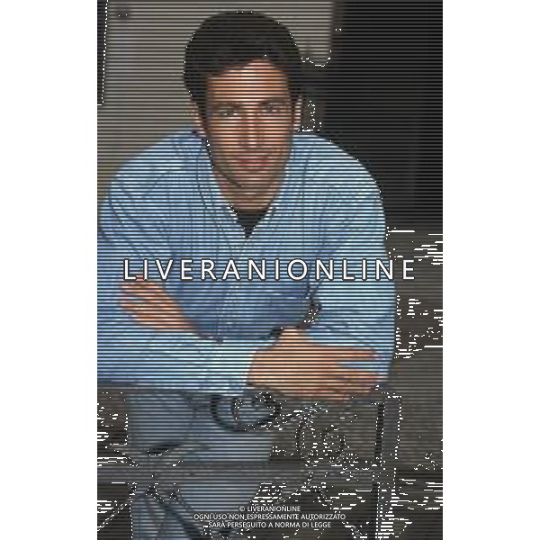 DIAP-RETROSPETTIVA PAOLO CALISSANO ATTORE NELLA FOTO PAOLO CALISSANO ALLA CONDUZIONE DEL PROGRAMMA TELEVISIVO 8MM (8 MILLIMETRI) NELL’ANNO 1995-1996 CONTROLUCE - AGENZIA ALDO LIVERANI SAS