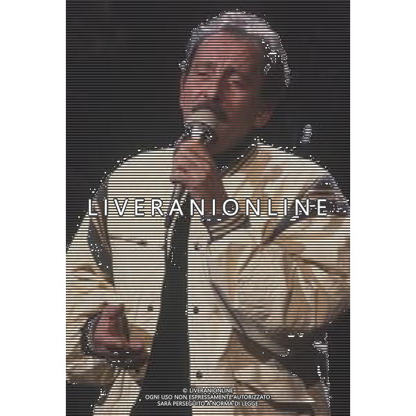 COL-RETROSPETTIVA DOMENICO MODUGNO CANTANTE NELLA FOTO DOMENICO MODUGNO OSPITE DELLA TRASMISSIONE TELEVISIVA “BLITZ “ ANNO 1982-1984 AG ALDO LIVERANI SAS