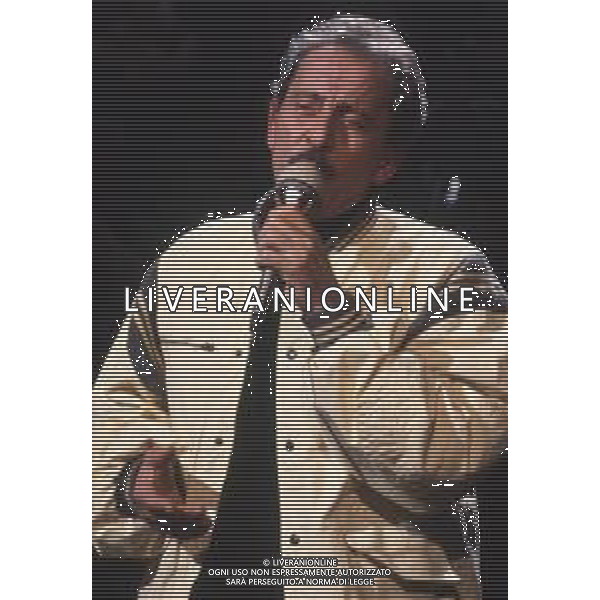 COL-RETROSPETTIVA DOMENICO MODUGNO CANTANTE NELLA FOTO DOMENICO MODUGNO OSPITE DELLA TRASMISSIONE TELEVISIVA “BLITZ “ ANNO 1982-1984 AG ALDO LIVERANI SAS