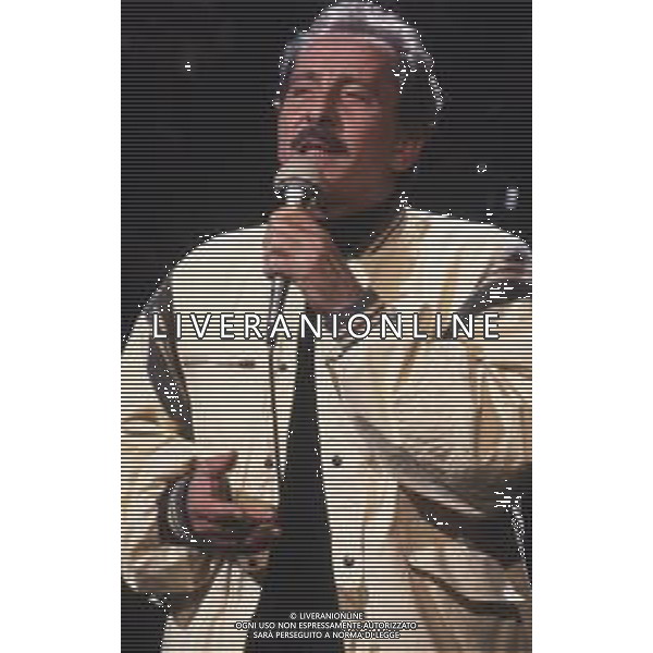 COL-RETROSPETTIVA DOMENICO MODUGNO CANTANTE NELLA FOTO DOMENICO MODUGNO OSPITE DELLA TRASMISSIONE TELEVISIVA “BLITZ “ ANNO 1982-1984 AG ALDO LIVERANI SAS