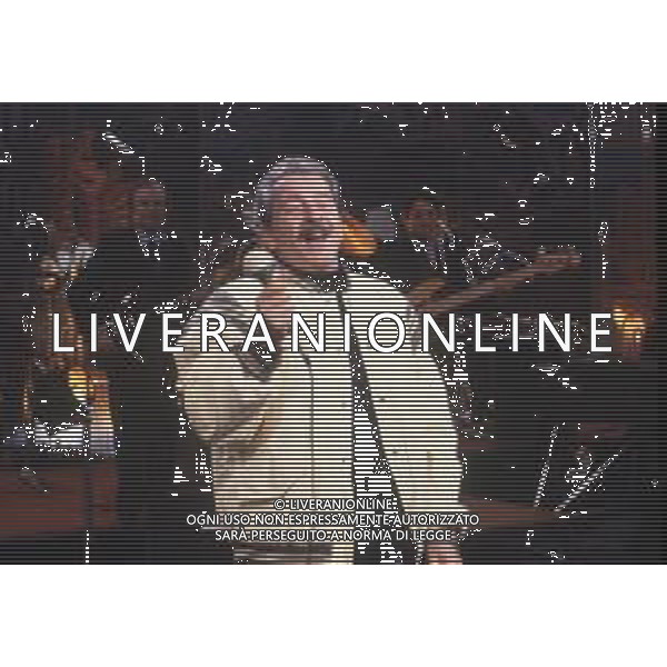 COL-RETROSPETTIVA DOMENICO MODUGNO CANTANTE NELLA FOTO DOMENICO MODUGNO OSPITE DELLA TRASMISSIONE TELEVISIVA “BLITZ “ ANNO 1982-1984 AG ALDO LIVERANI SAS