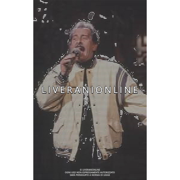 COL-RETROSPETTIVA DOMENICO MODUGNO CANTANTE NELLA FOTO DOMENICO MODUGNO OSPITE DELLA TRASMISSIONE TELEVISIVA “BLITZ “ ANNO 1982-1984 AG ALDO LIVERANI SAS