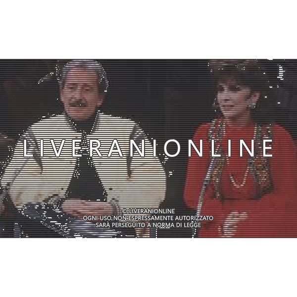 COL-RETROSPETTIVA DOMENICO MODUGNO CANTANTE NELLA FOTO DOMENICO MODUGNO OSPITE DELLA TRASMISSIONE TELEVISIVA “BLITZ “ ANNO 1982-1984 CON GINA LOLLOBRIGIDA  AG ALDO LIVERANI SAS